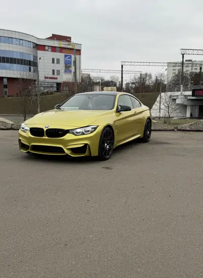 Жёлтый BMW M4 — вид спереди сбоку