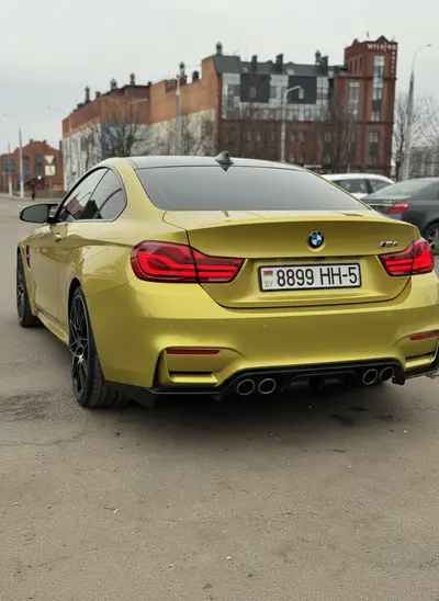 Жёлтый BMW M4 — вид сзади